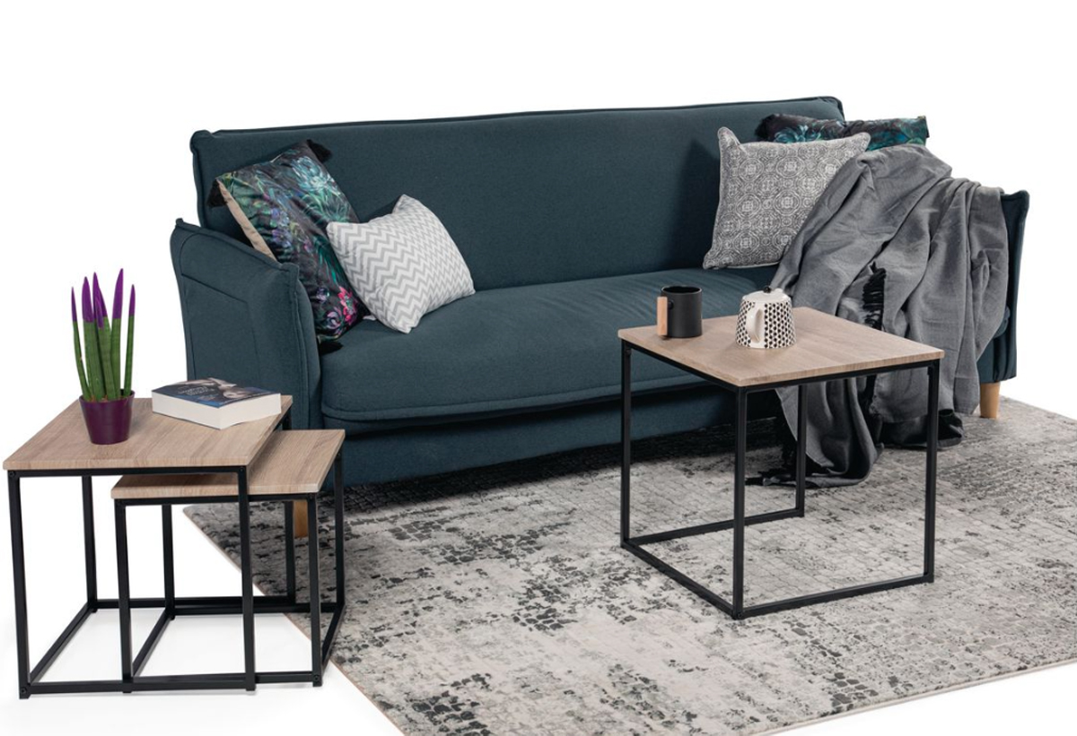 Το σετ τοποθετημένο στο χώρο ενός σαλονιού.